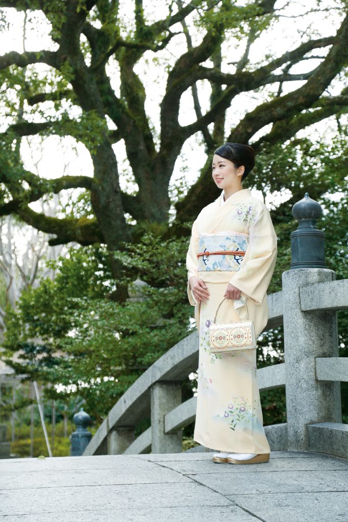 訪問着は、振袖や留袖とは違い結婚の有無に関わらずどなたでも着ることが出来る社交着です。